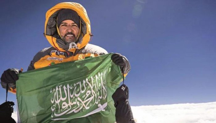 أول مغامر يخوض التحدي.. رحالة سعودي يعبر صحراء الربع الخالي سيرا على الأقدام أول مغامر يخوض التحدي.. رحالة سعودي يعبر صحراء الربع الخالي سيرا على الأقدام