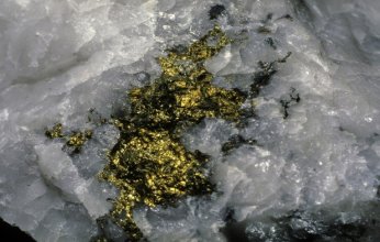 كيف يصل الذهب إلى سطح الأرض؟ دراسة حديثة تكشف حقائق مثيرة