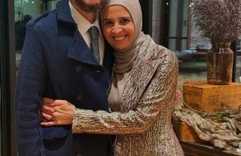 شاهد.. الظهور الأول للفنانة المصرية حنان ترك بعد فترة من الغياب في حفل زفاف نجلها