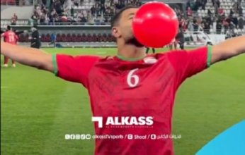 بـ"بالونة حمراء".. لاعب منتخب عمان يحتفل بطريقة علي البليهي