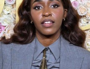 أيو إيديبيرى تدعم فلسطين من السجادة الحمراء لحفل جولدن جلوب