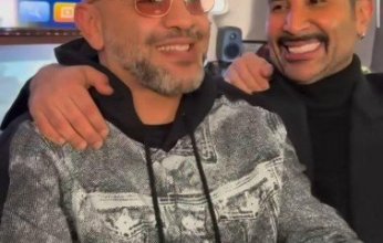 النجم أحمد سعد يُثير الجدل بإطلالة غير تقليدية في إعلان ألبومه الجديد.. كيف ظهر؟