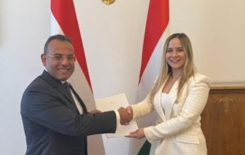 سفير مصر لدى المجر يقدم صورة من أوراق اعتماده