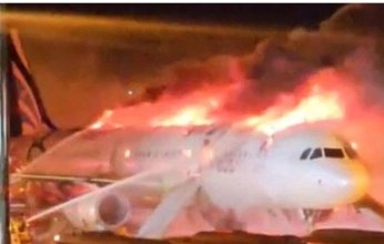 بالفيديو.. اشتعال النيران في طائرة بمطار جيمهاي بكوريا الجنوبية