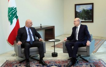 الرئيس اللبناني يطلب من رئيس الحكومة الاستمرار في تصريف الأعمال