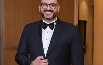 النجم أكرم حسني يغني تتر مسلسله «الكابتن» في رمضان 2025