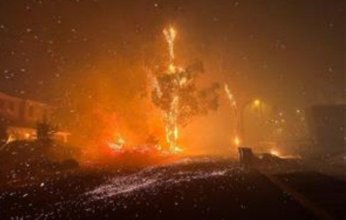 ماذا يحدث في أمريكا؟.. حريق ضخم قرب لوس أنجلوس يجبر آلاف السكان على إخلاء منازلهم