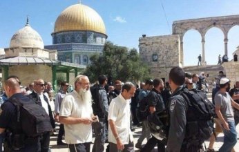 مستعمرون يقتحمون المسجد الأقصى في حماية قوات الاحتلال الإسرائيلي