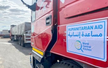 شاحنات المساعدات الإنسانية تعبر إلى قطاع غزة عبر معبر كرم أبو سالم