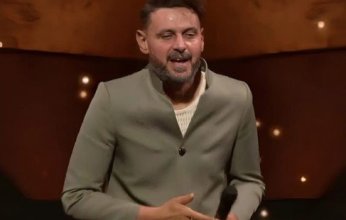 الممثل المصري رامز جلال يفاجئ جمهور Joy Awards 2025 بتقمص شخصية مغني هندي