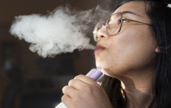 5 أضرار قاتلة للتدخين الإلكتروني على صحة المراهقين