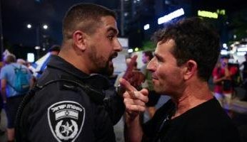 ماذا يحدث في دولة الاحتلال؟.. اشتباكات بين الشرطة ومتظاهرين أمام وزارة الدفاع