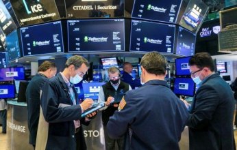 تباين مؤشرات الأسهم العالمية بسبب سياسات وقرارات الرئيس الأمريكي الجديد