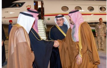 ولي عهد البحرين يصل الرياض وفي مقدمة مستقبليه نائب أمير المنطقة