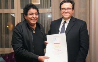 وزير الثقافة المصري يكرم الكينج محمد منير في منزله بسبب أزمته الصحية (صور)