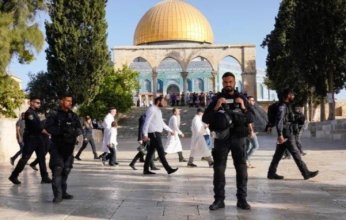عشرات المستوطنين يقتحمون المسجد الأقصى بحماية شرطة الاحتلال الإسرائيلي