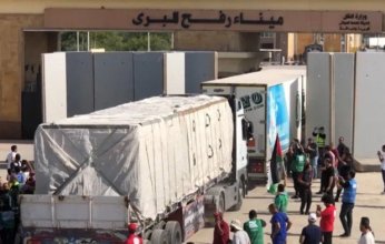 بالفيديو.. دخول المساعدات الإنسانية إلى غزة عبر المعابر المصرية
