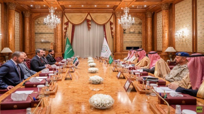 وزير الدفاع السعودي يشيد بنتائج لقائه بمسؤولي الإدارة السورية الجديدة وزير الدفاع السعودي يشيد بنتائج لقائه بمسؤولي الإدارة السورية الجديدة