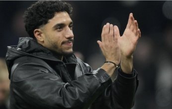 عمر مرموش يودع زملائه وجماهير آينتراخت بـ"الدموع"