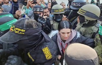 بالفيديو.. مراسم تسلم الصليب الأحمر الدولي أسيرين إسرائيليين في خان يونس