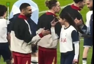 موقف محرج لـ «صلاح» من فتاة توتنهام على الهواء