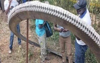 زائر من الفضاء يسقط في كينيا ويثير الذعر بين السكان.. ماذا يحدث؟