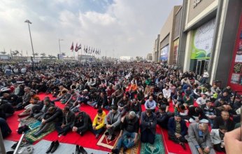 بالصور.. آلاف الزوار يؤدون صلاة الجمعة داخل معرض القاهرة الدولي للكتاب في نسخته الـ56