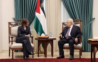 الرئيس الفلسطيني يؤكد ضرورة السماح للصليب الأحمر بإدخال مواد الإغاثة الإنسانية إلى غزة