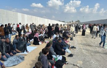 آلاف المصريين يؤدون صلاة الجمعة أمام معبر رفح رفضًا لتهجير الفلسطينيين