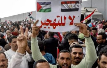 بالفيديو.. آلاف المصريين يحتشدون أمام معبر رفح لرفض التهجير القسري للفلسطينيين