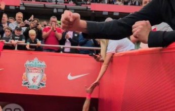 "لن أغسل يدي".. فتاة حسناء تعبر عن سعادتها لسلامها على محمد صلاح