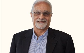 الكويت.. «جائزة المعلوماتية» تمنح وسامها الـ18 للعالم المصري طاهر الجمل تقديرا لانجازاته المتميزة