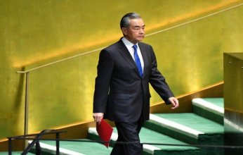 وزير الخارجية الصيني يحذر نظيره الأمريكي: "تصرف بشكل لائق"