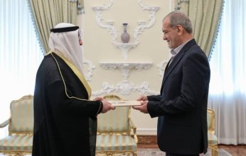سفير دولة الكويت لدى إيران يقدم أوراق اعتماده إلى الرئيس بزشكيان