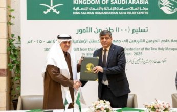 مركز الملك سلمان للإغاثة يسلّم 100 طنِّ من التمور هدية المملكة لجمهورية باكستان