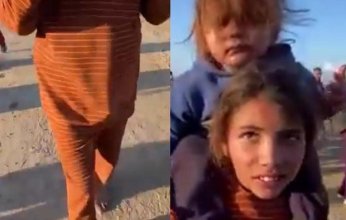 ‎فيديو مؤثر.. شاهد طفلة فلسطينية تحمل شقيقتها على كتفيها بأقدام حافية