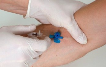 خاص| أستاذ بكلية طب المنيا يحذر من الاستخدام العشوائي للمحاليل الوريدية.. ويؤكد «ليست مغذيات»
