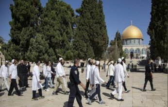 عشرات المستوطنين يقتحمون باحات المسجد الأقصى بحماية شرطة الاحتلال الإسرائيلي