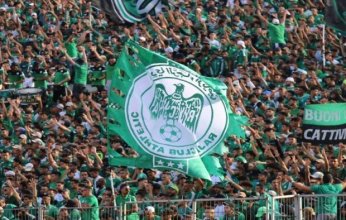 جماهير الرجاء المغربي تجمع تبرعات لرفع وقف القيد عن النادي