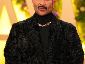 الفنان المصري أحمد سعد يُثير الجدل بشأن لبسه البالطو والحلق.. ماذا قال؟