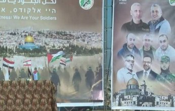 "القسام" ترفع صور قادتها الراحلين على منصة تبادل الأسرى