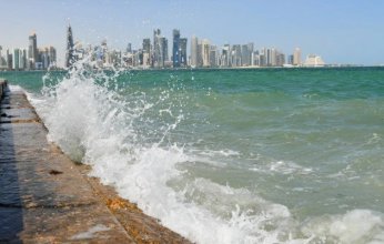 الأرصاد الجوية القطرية تحذر من رؤية أفقية متدنية ورياح قوية وأمواج عالية في البحر الليلة