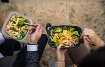 دراسة صينية حديثة: تناول الطعام من العبوات البلاستيكية قد يهدد حياتك!