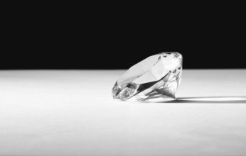 علماء روس يبتكرون أول بلورة ماس ذاتية الإضاءة في العالم