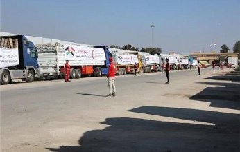 إدخال 300 شاحنة مساعدات إنسانية إلى الفلسطينيين بقطاع غزة