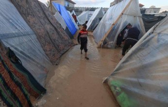 مأساة سكان غزة مستمرة رغم توقف الحرب.. غرق خيام النازحين نتيجة الأمطار الغزيرة والرياح الشديدة