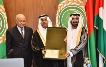 البرلمان العربي يكرم رئيسه الأسبق الدكتور مشعل السلمي بوسام التميز العربي