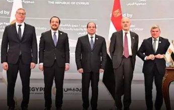 الرئيس المصري يتوسط صورة تذكارية مع المشاركين في فعاليات "إيجبس 2025"