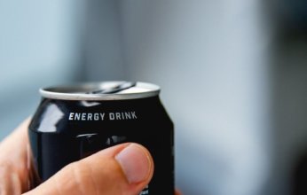 طبيب يحذر من تأثير مشروبات الطاقة على الكلى.. ماذا قال؟