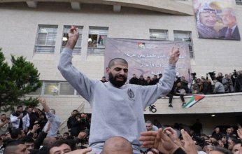 قوات الاحتلال الإسرائيلي تداهم منازل ذوي الأسرى الفلسطينيين المقرر الإفراج عنهم اليوم